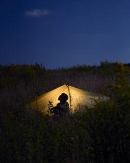 Vaude Zelt Nacht mit Person davor fotografie für Unternehmen - Teaserbild